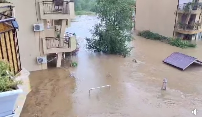 Най-лошото в Царево предстои, бият тревога за... ВИДЕО