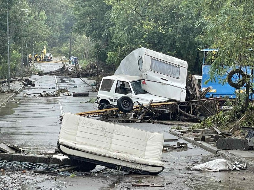 Край! Царево е отцепен, стотици автомобили са във воден капан