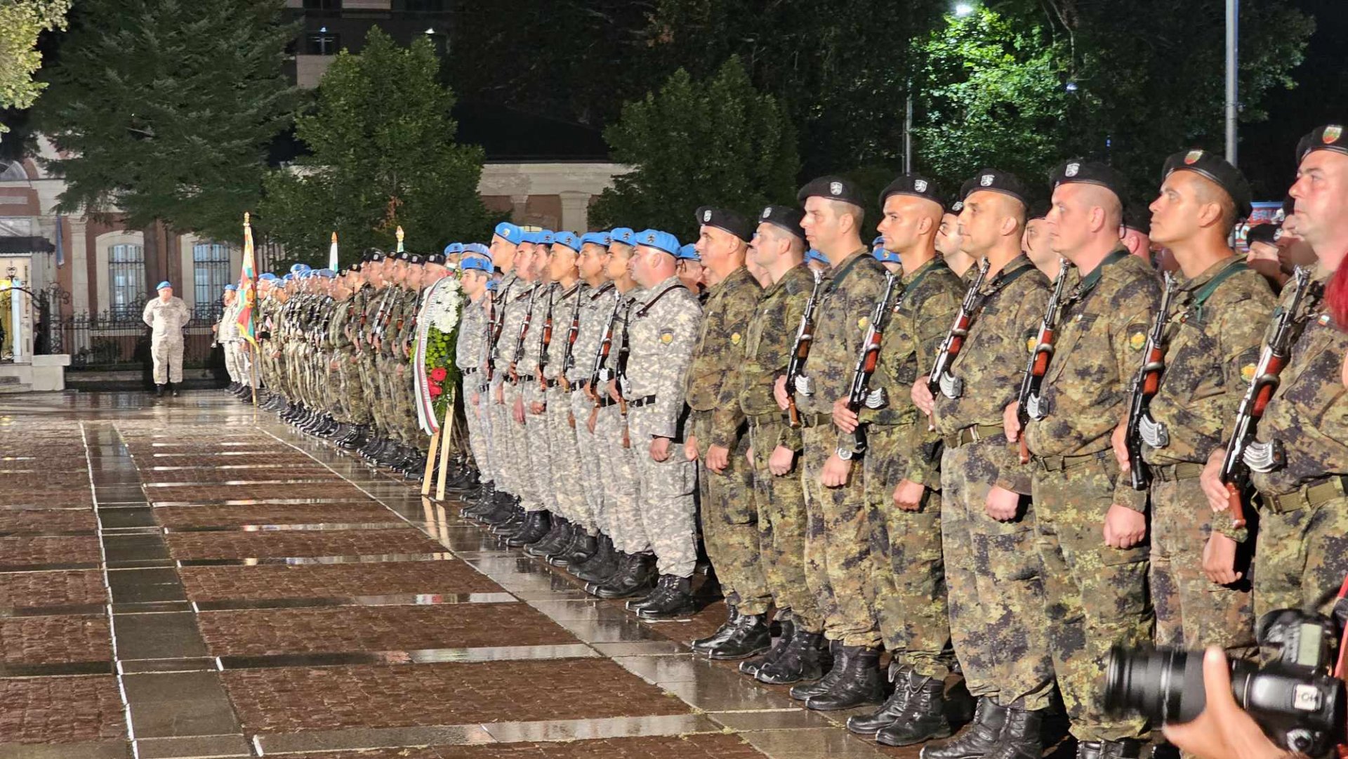 Снайперисти обкръжиха Радев, всички са нащрек за... СНИМКИ