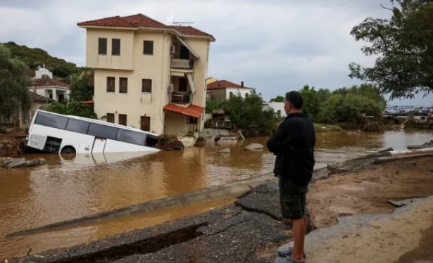 Бурята "Даниел": Без ток на остров Скиатос, магистралата Солун - Атина е затворена