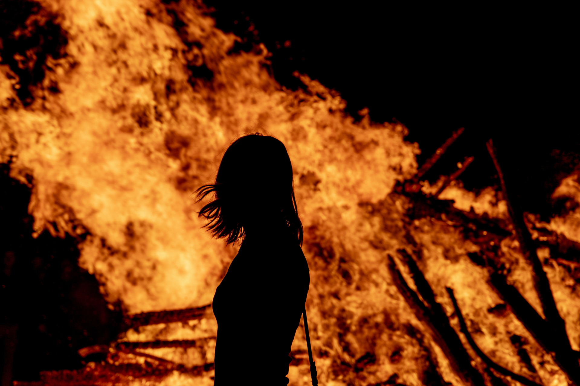 Шок! Жена пламна като факла на стадион в Кюстендилско 