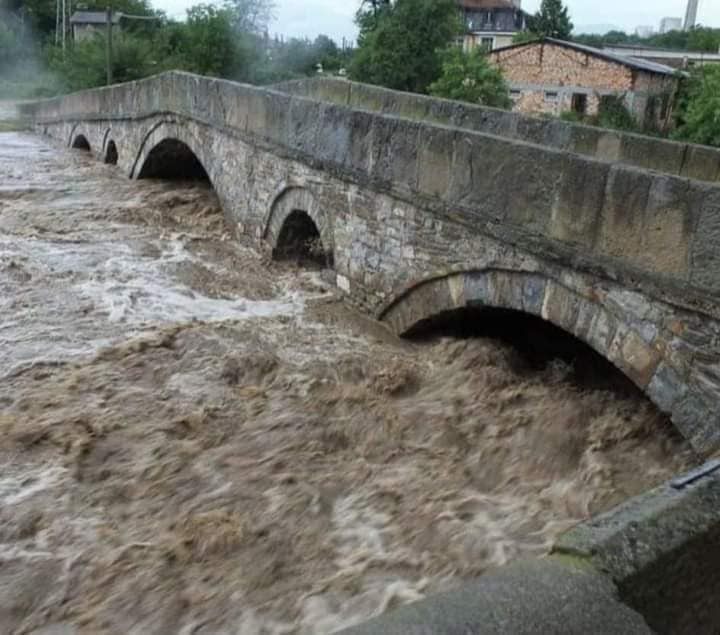 Всички се питат: Защо 200 и 500-годишни мостове стоят непоклатими след наводненията 