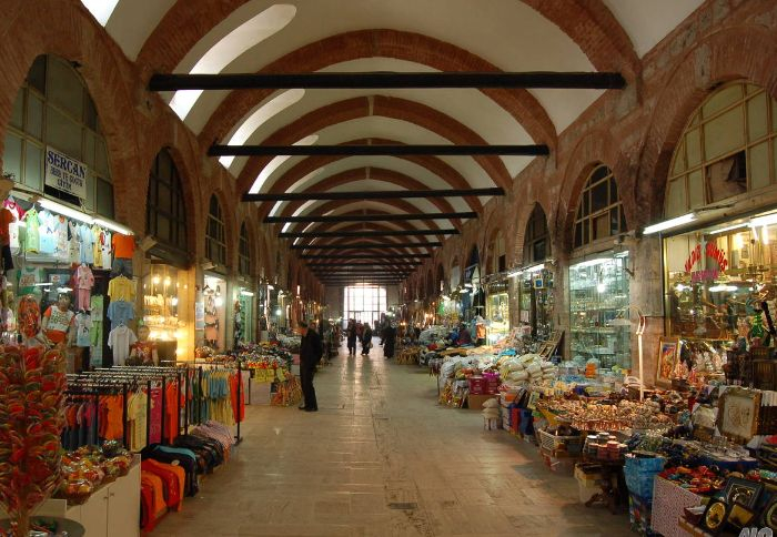 Нашенци с изтънели джобове атакуват Синия пазар в Одрин след срива на лирата, пълнят торбите със...