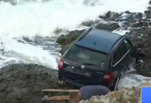 Абсурд: Застраховател иска да докарат за оглед кола, заклещена в скалите 