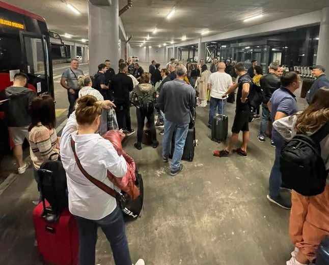 Кошмар за стотици българи, заклещени на летището в Белград СНИМКИ