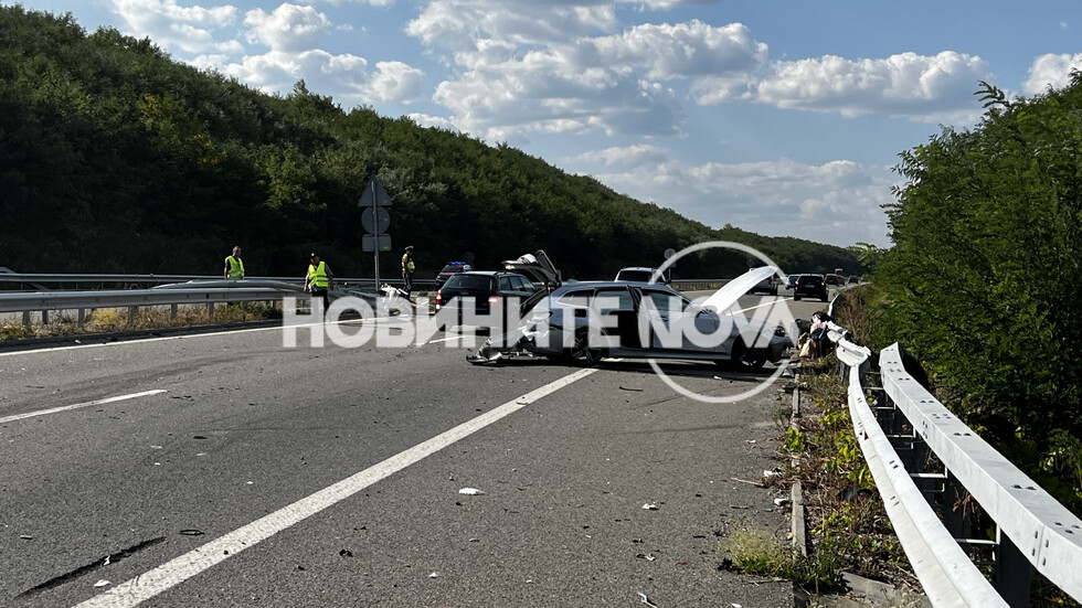  Чу се гръм, после видях страшна гледка: Адско зрелищно меле блокира АМ "Струма", шофьорите - в капан СНИМКИ