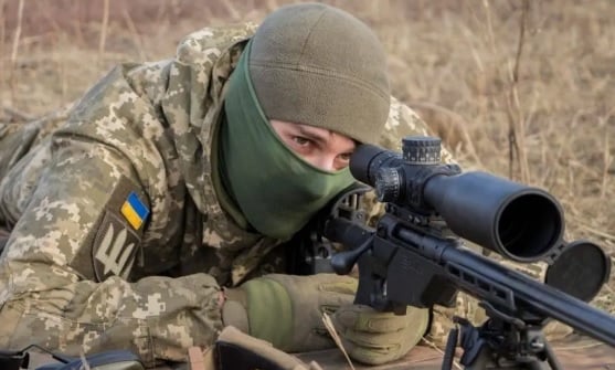 ВИДЕО от войната: Снайперист ликвидира руски боец на разстояние почти километър