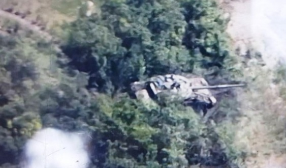 ВИДЕО от войната: Украински бойци унищожиха замаскиран руски танк