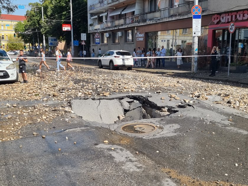 Зрелище! 20-метров гейзер бликна в наш областен град СНИМКИ