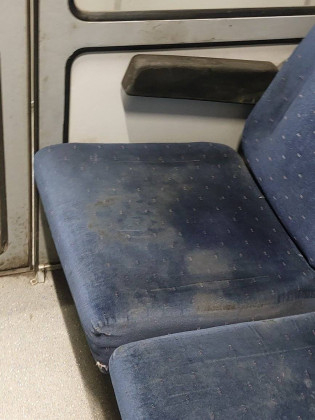 Мъж се качи във влака Димитровград-Русе и изригна: Вие животни ли сте бе? СНИМКИ