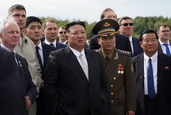 Шойгу показа на Ким Чен Ун бомбардировачи и хиперзвукова ракета