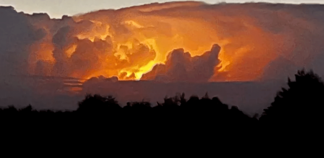 Мистерия в небето на Великобритания: Всички се питат какво излиза от този облак това СНИМКИ