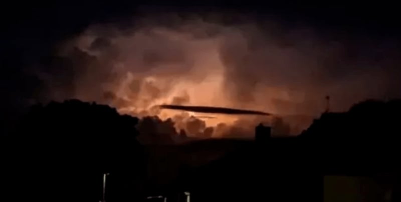 Мистерия в небето на Великобритания: Всички се питат какво излиза от този облак това СНИМКИ