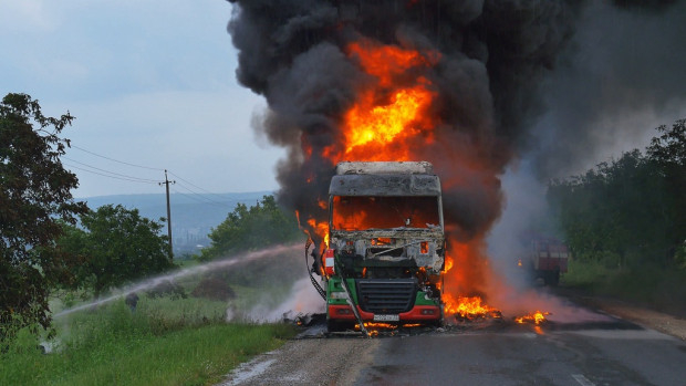 Огнен ад: Камион горя край силистренско село