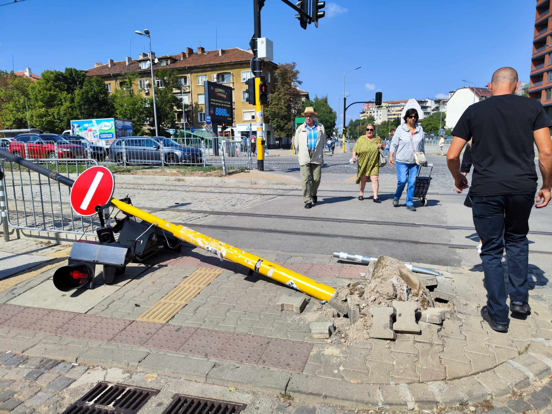 Инфарктен инцидент на оживена спирка в София СНИМКИ 