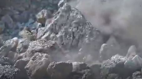 Хвърчат осколки: Зрелищно ВИДЕО показва мощния взрив на бомбата край Тюленово 