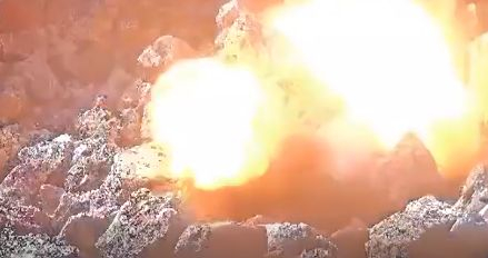 Хвърчат осколки: Зрелищно ВИДЕО показва мощния взрив на бомбата край Тюленово 