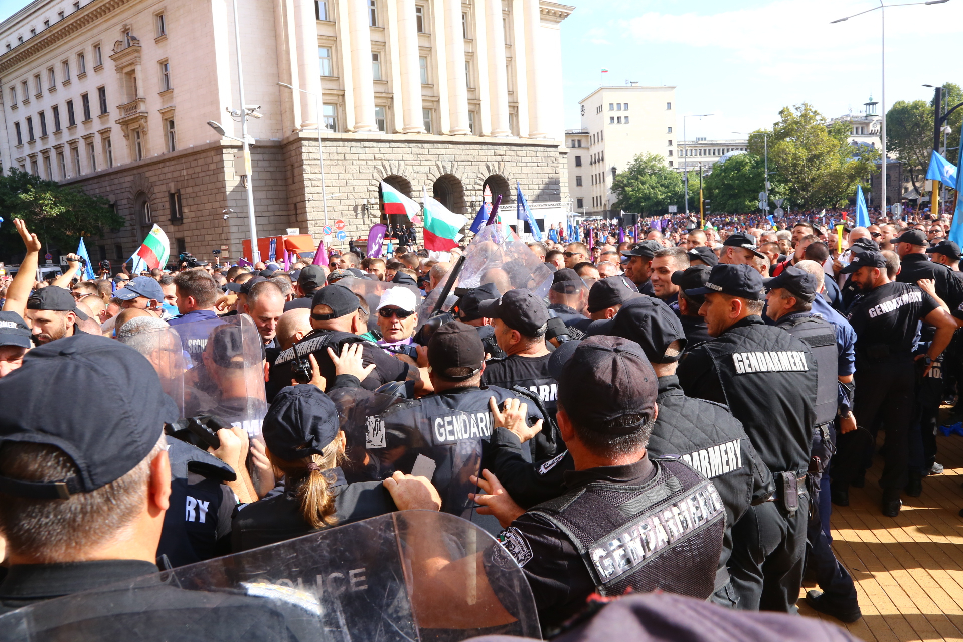 Напрежението пред МС ескалира! Протестиращи в сблъсък с полицията СНИМКИ 