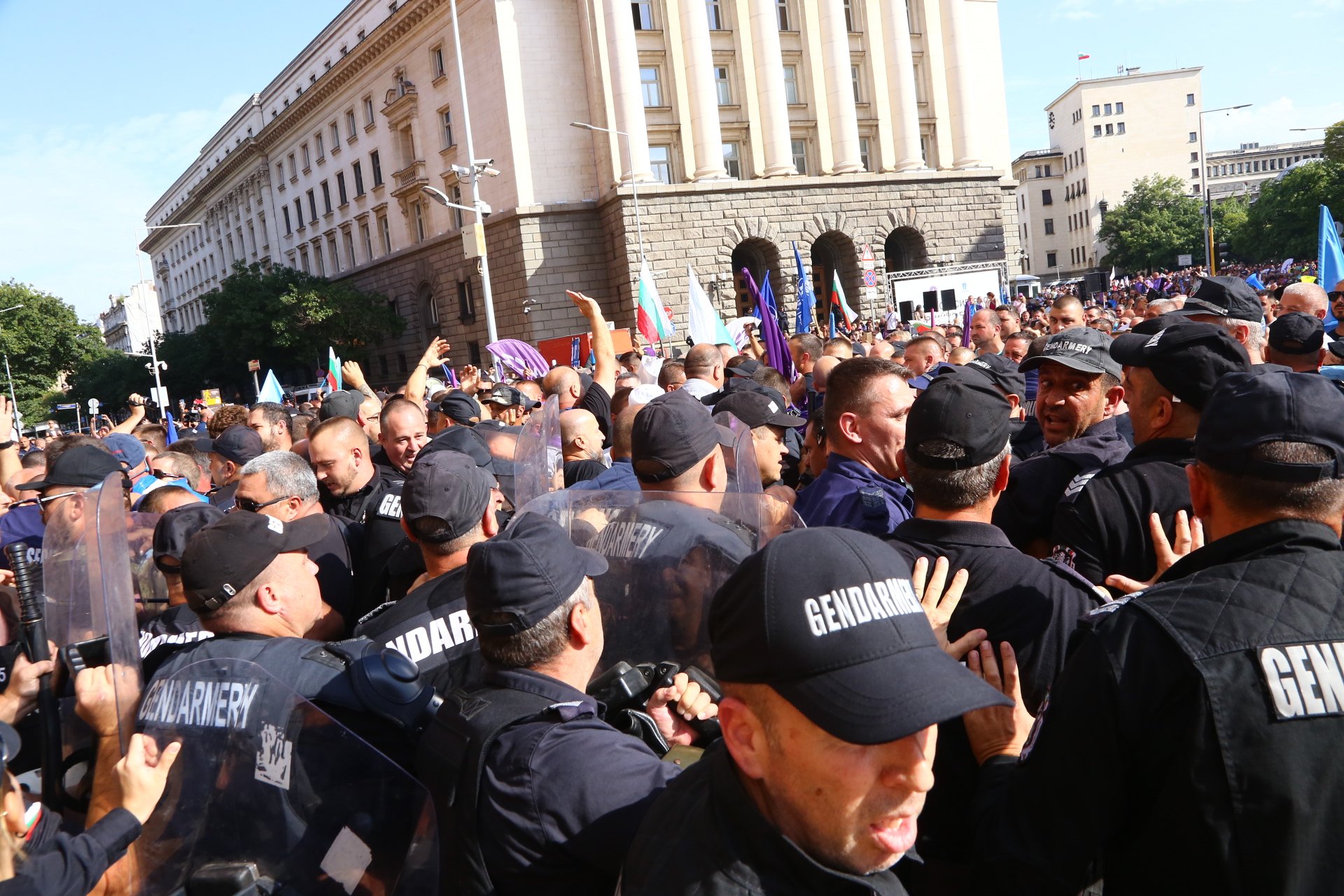 Напрежението пред МС ескалира! Протестиращи в сблъсък с полицията СНИМКИ 