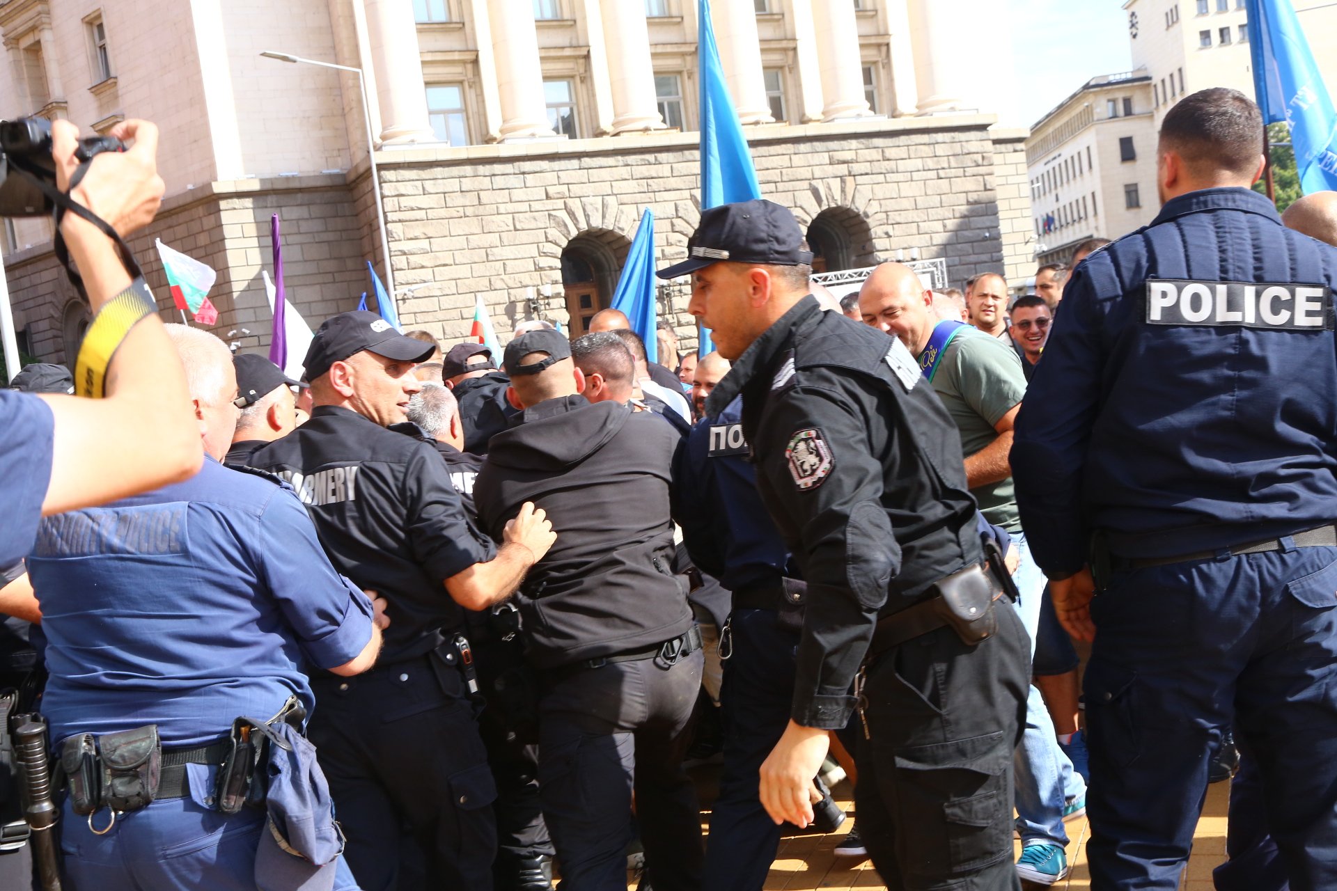 Напрежението пред МС ескалира! Протестиращи в сблъсък с полицията СНИМКИ 