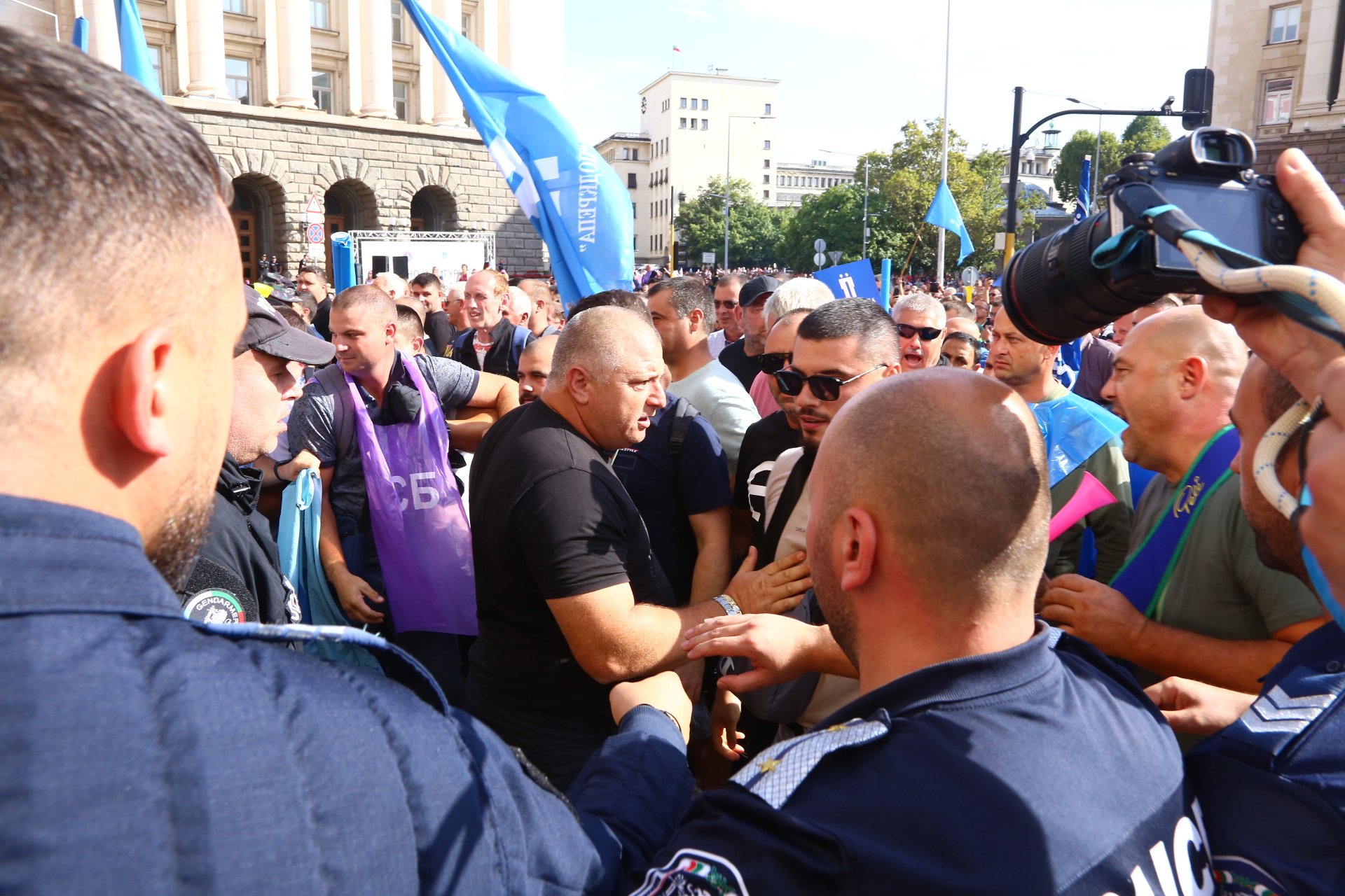 Напрежението пред МС ескалира! Протестиращи в сблъсък с полицията СНИМКИ 