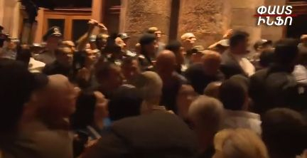 Демонстранти щурмуват сградата на правителството в Ереван, чуват се експлозии ВИДЕО