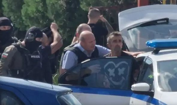 Извънредна новина за въоръжения и открил стрелба мъж, барикадирал се в склад в Стара Загора 