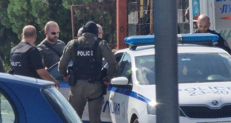 Извънредна новина за въоръжения и открил стрелба мъж, барикадирал се в склад в Стара Загора 