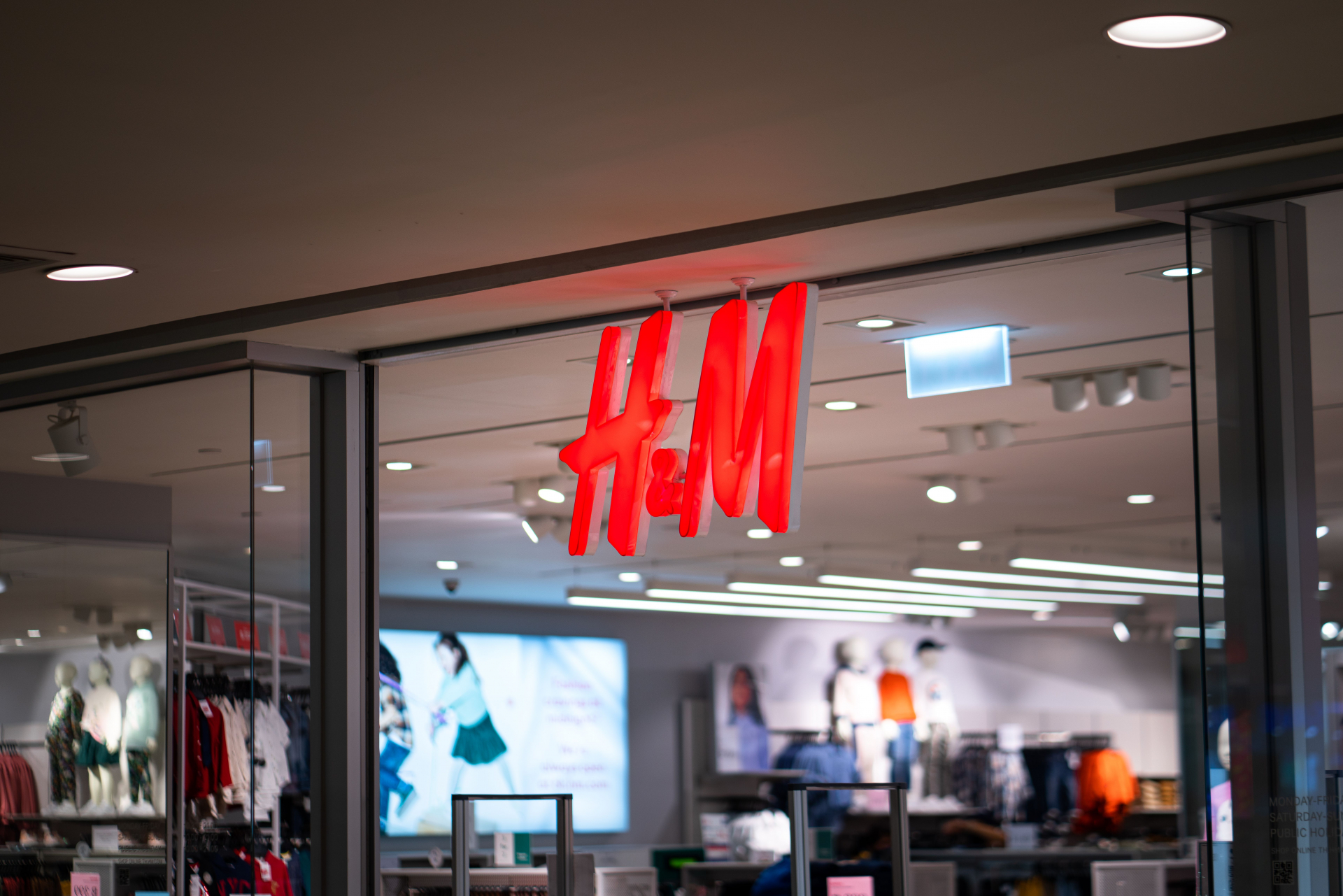 Н&М въвежда шокиращо правило при пазаруване, ще засегне ли и магазините в България? 