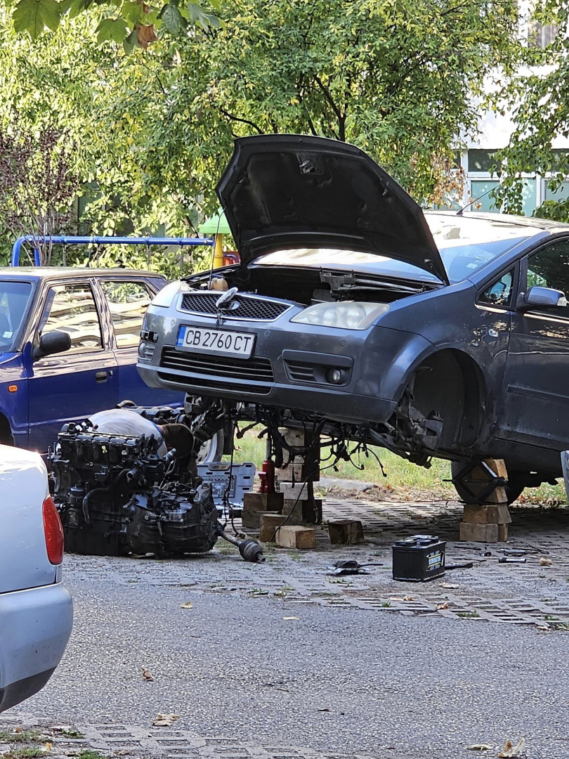 Столичани гледат втрещени! Такова нещо за пръв път става "между панелките" СНИМКА