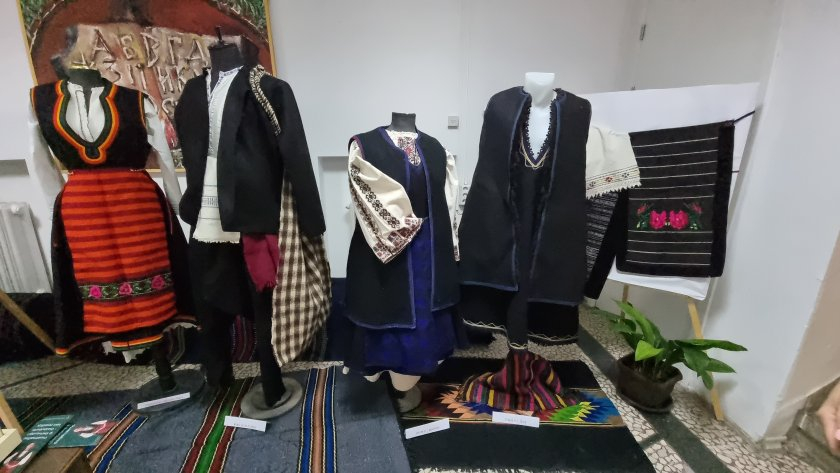 Автентични носии на повече от 100 години показват в Ловеч СНИМКИ