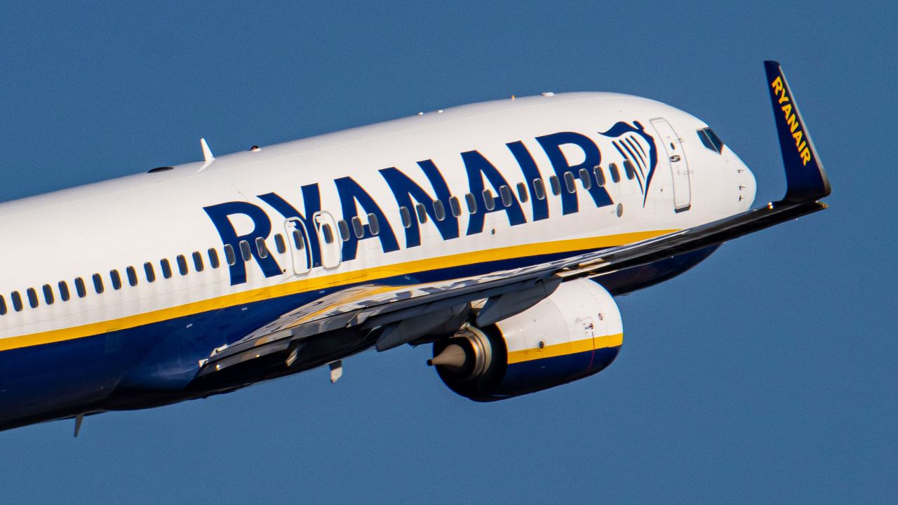 Пътник на RyanAir сътвори невиждан екшън на европейско летище ВИДЕО