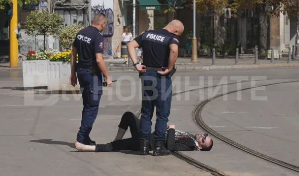 Столичани гледат и не вярват на очите си: Мъж легна на трамвайните линии на пъпа на София СНИМКИ