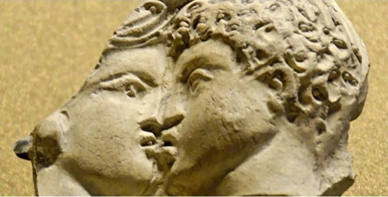Тайната падна: Ето какво означават целувките в Древна Гърция
