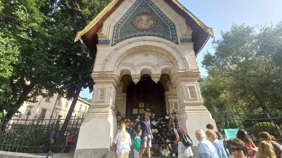 Пред Руска църква в София гъмжи от хора, сред тях и Евгени Минчев, Сидеров и Костадинов СНИМКИ