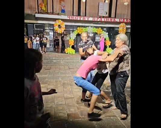 Грозен женски бой на празничен концерт в Плевенско ВИДЕО 