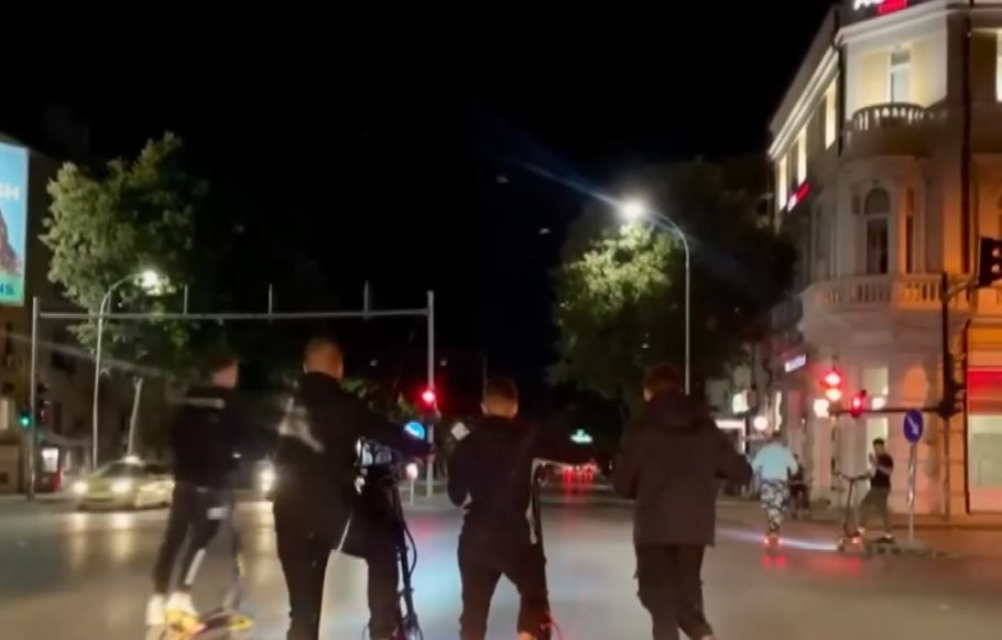 Тийнейджъри безчинстват в центъра на Варна, няма кой да ги спре ВИДЕО