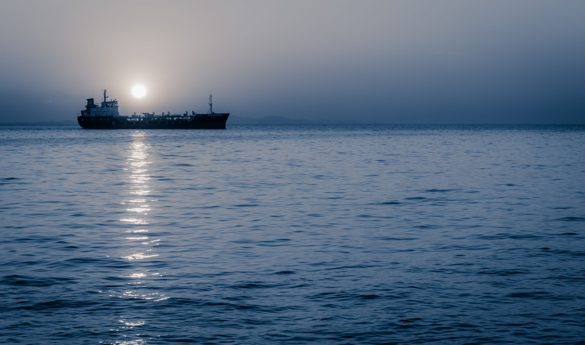 Флот от "тъмни кораби" кръстосва моретата, навъртат печалба за милиарди долари