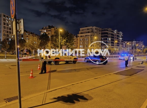 Дете лежи на тротоара, а майка пищи в ужас след меле с коли в София СНИМКИ