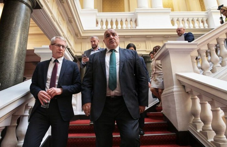 Пикантерии от НС: Денков тича в парламента с лист хартия и плаши Борисов...