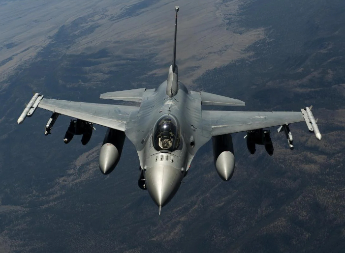 Пентагонът: Започна езиковата подготовка на украински пилоти за обучение на F-16