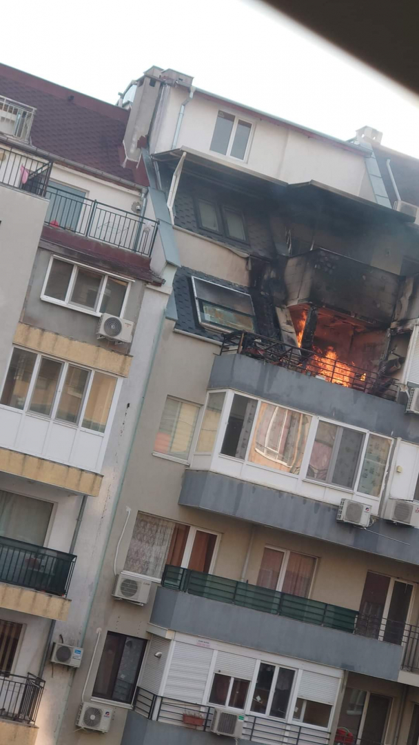 Извънредна ситуация в блок в Бургас, подозират най-лошото СНИМКИ