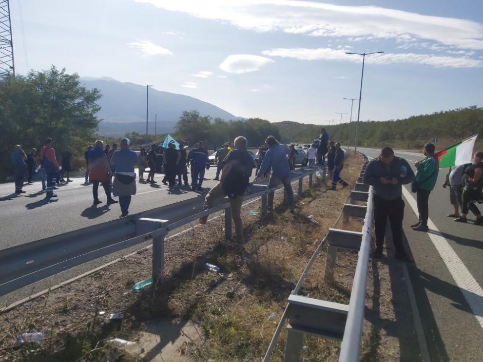 Протестиращи пробиха полицейски кордон - и магистрала „Струма“ е затворена СНИМКИ