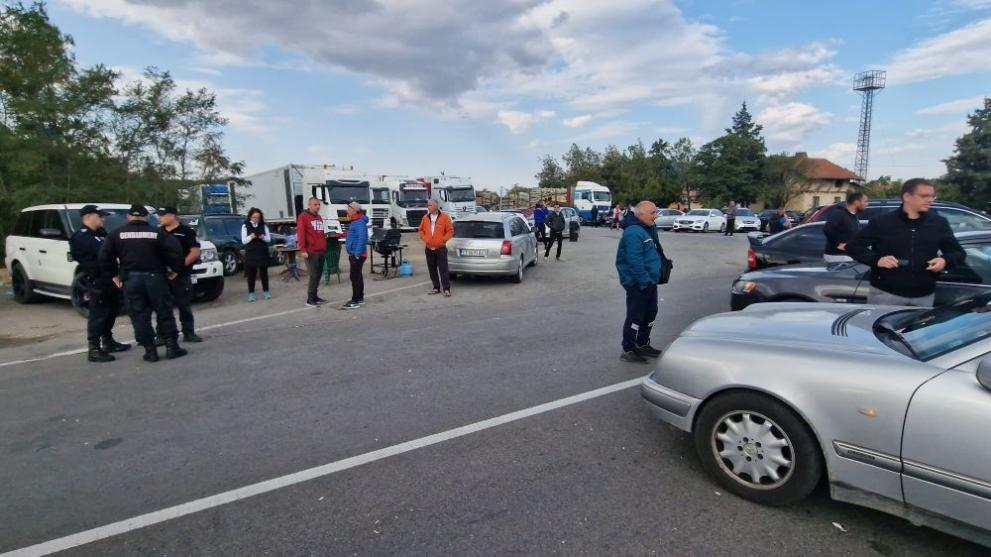 Протестиращи пробиха полицейски кордон - и магистрала „Струма“ е затворена СНИМКИ
