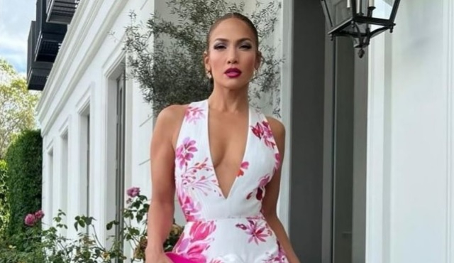 Дженифър Лопес облече зашеметяваща рокля и показа секси тяло СНИМКИ