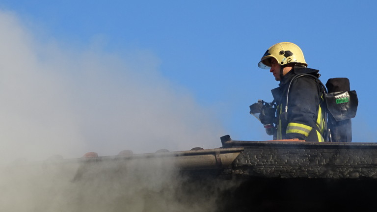 Пожар избухна в склад за хартия в Бургас