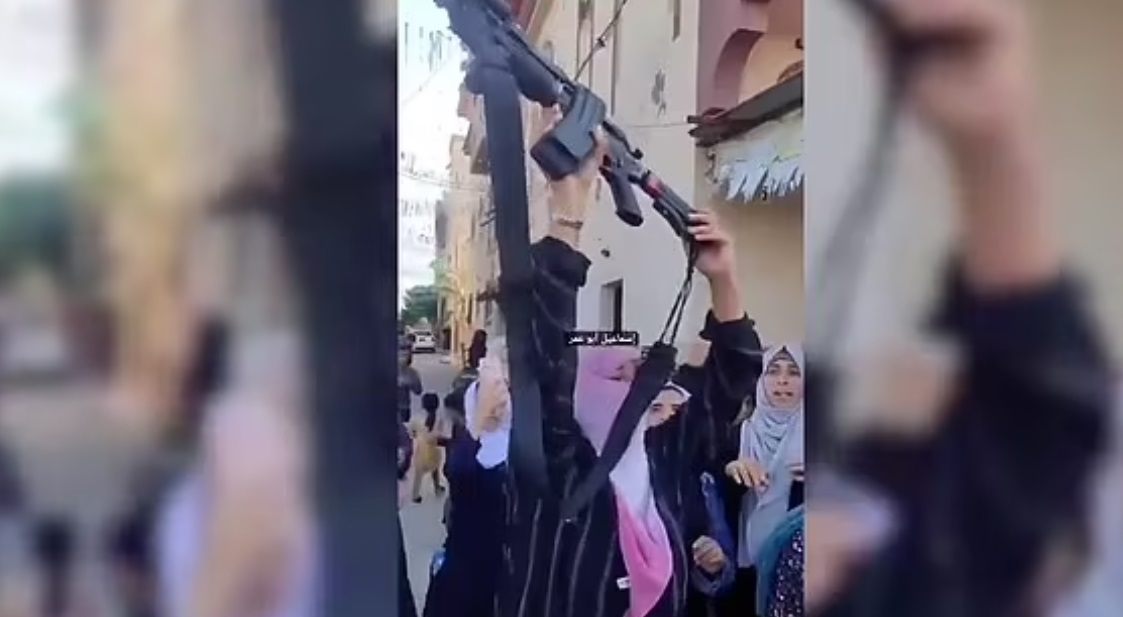 Шокиращо ВИДЕО: Палестинче празнува с автомат в ръце атаката на Хамас по Израел