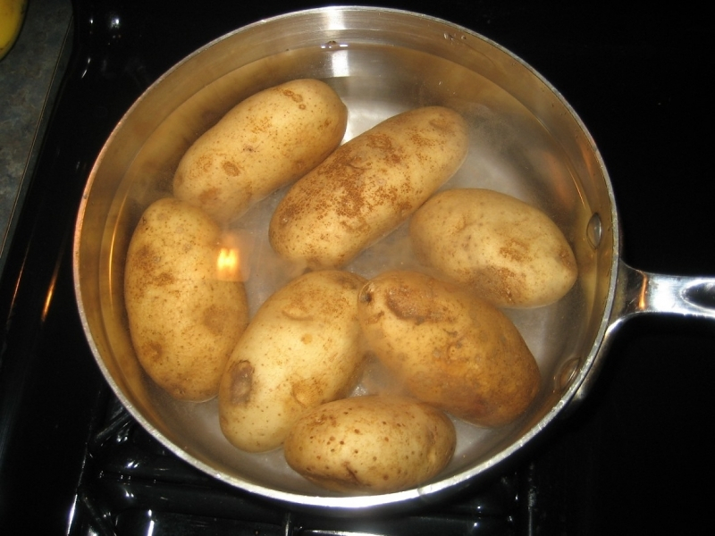 Какво да правим с водата от варените картофи