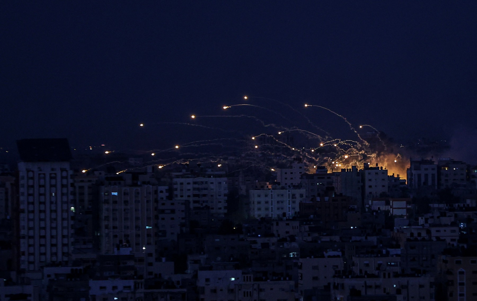 "Хамас" засипа с порой от ракети Тел Авив, Нетаняху се закани люто и на "Хизбула"