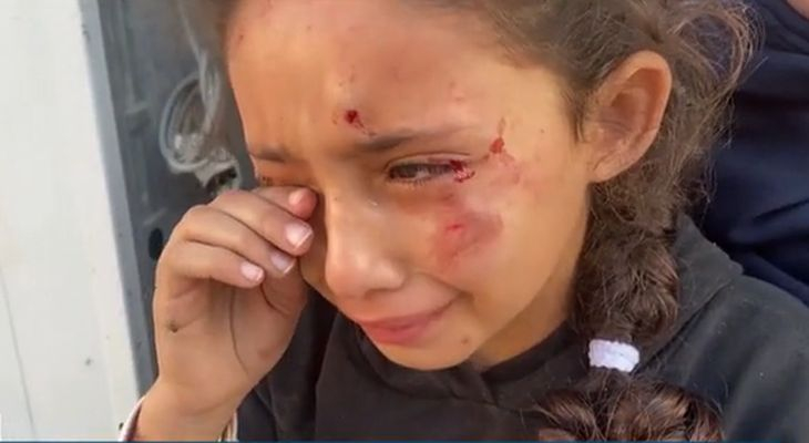 Жена, гушнала плачещо дете сред отломките в Газа: Търси майка си, не знаем къде е